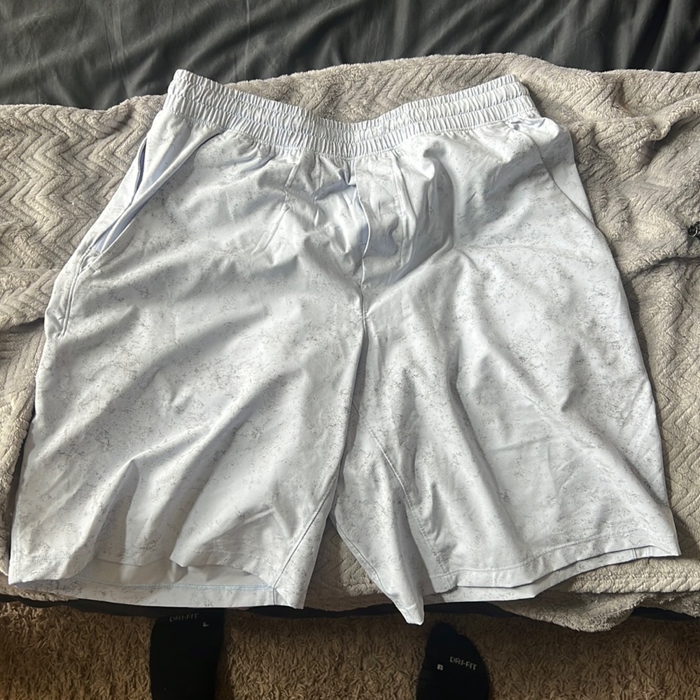 Lululemon Men’s Medium 9’ Pace Breaker Shorts ( With Liner ) Only worn once